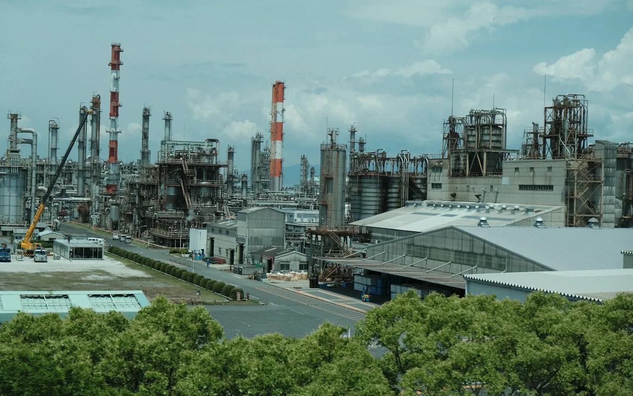 Pipelines and tanks in a process plant